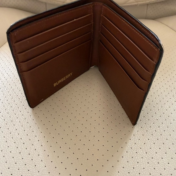 Amazon.com: BURBERRY Long Wallet (Round Zipper), A1189, One  Burberry Wallet